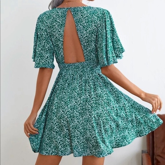 💋SOLD💋Women’s Green Floral Butterfly Sleeve Elastic Waist Dress Size Medium - Picture 3 of 6